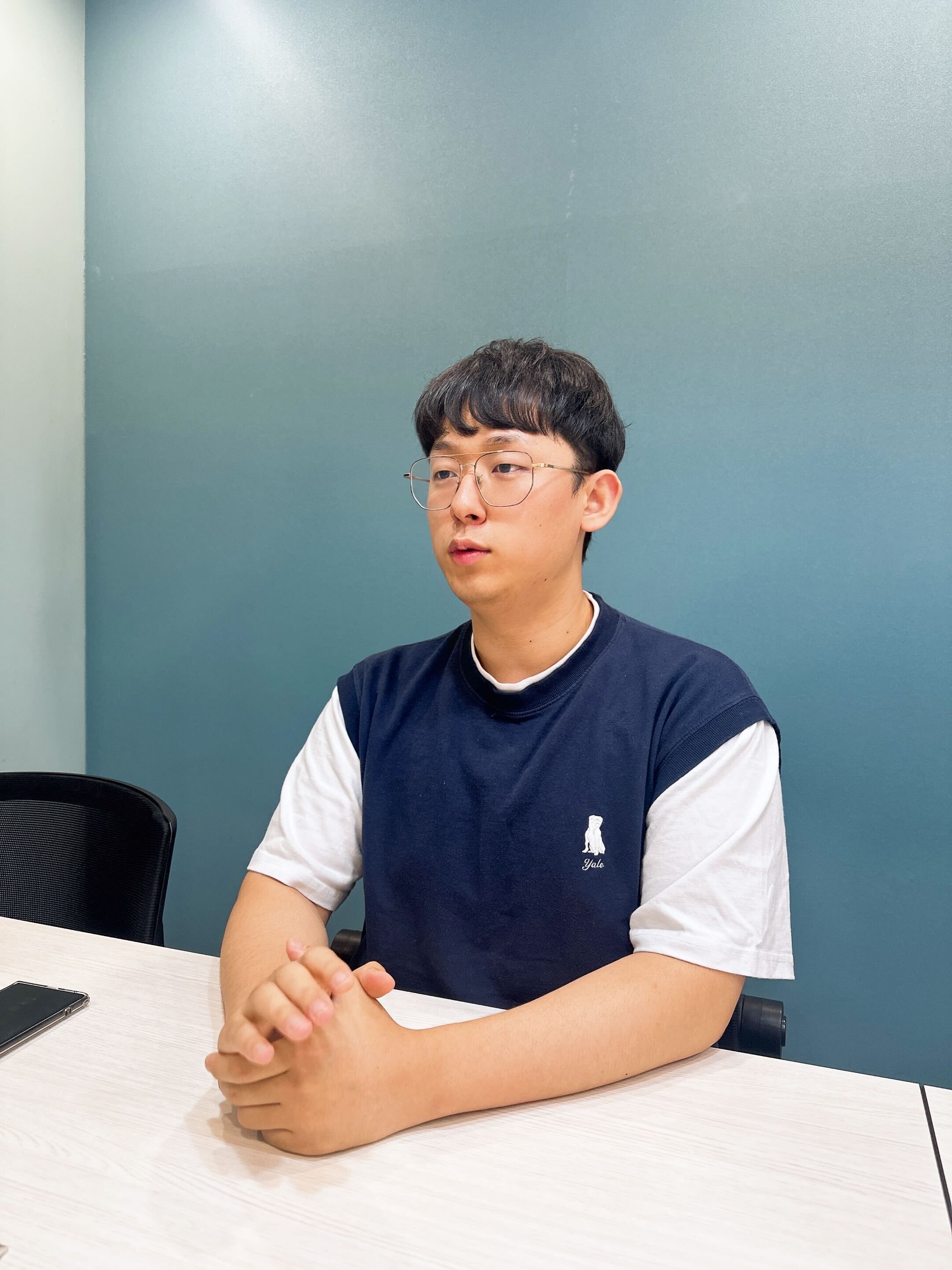 东勋正在采访团队成员。
