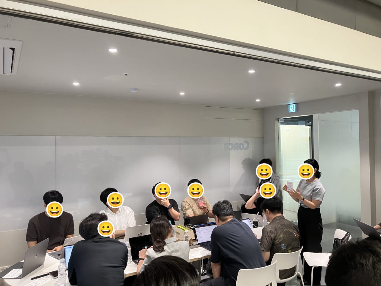 大きなインデックスカードを持って自己紹介中